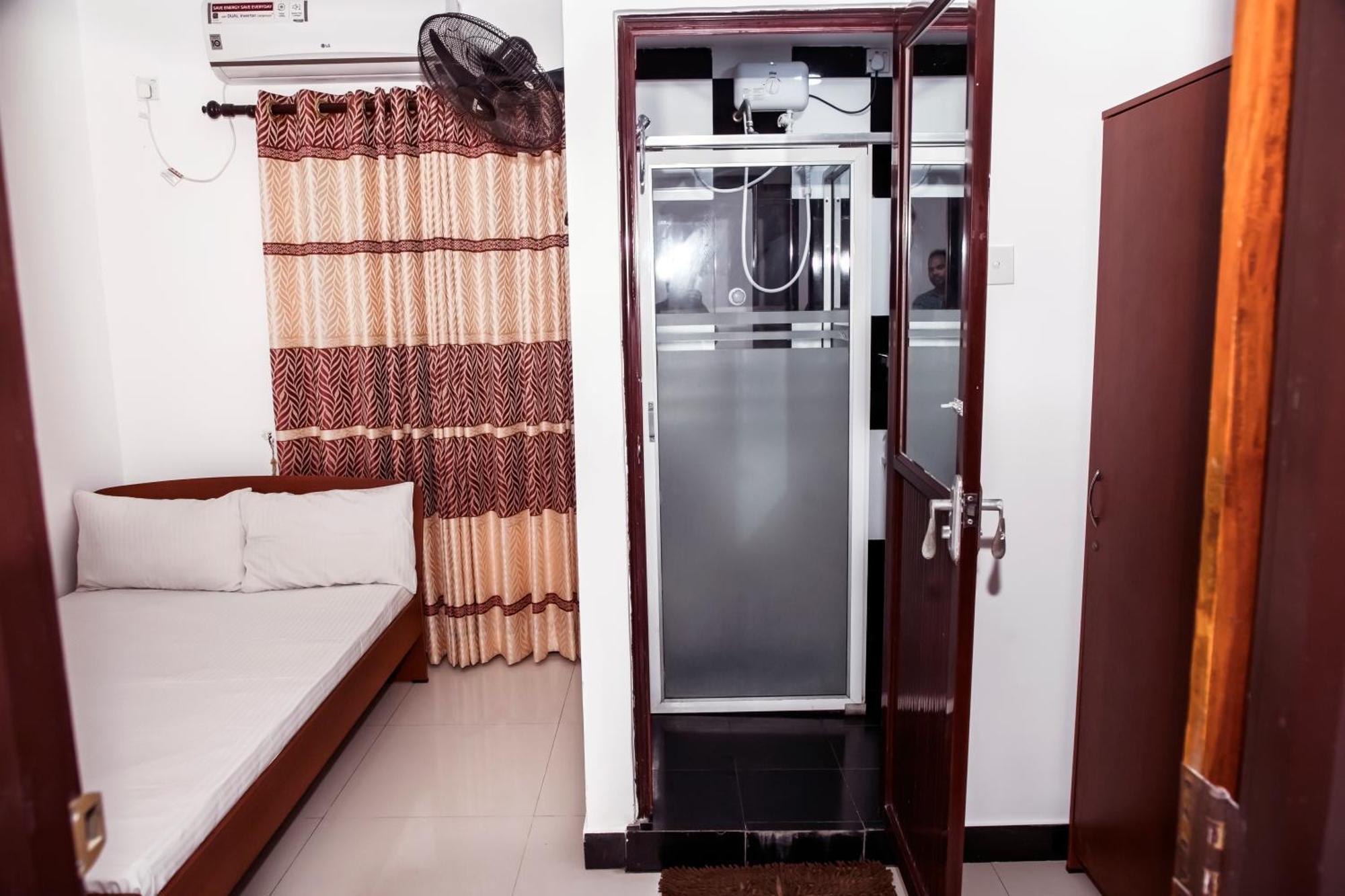 Golden Star Guest House 贾夫纳 外观 照片